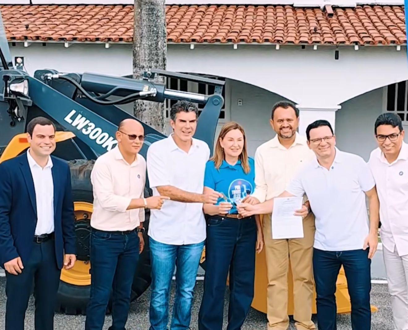 Dr. Rener recebe maquinários para reforçar estradas de Redenção