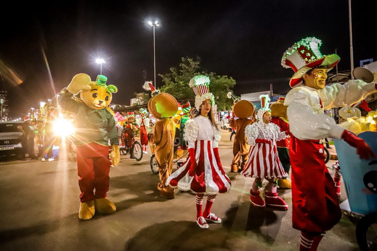 Canaã encanta moradores com 1ª Parada de Natal