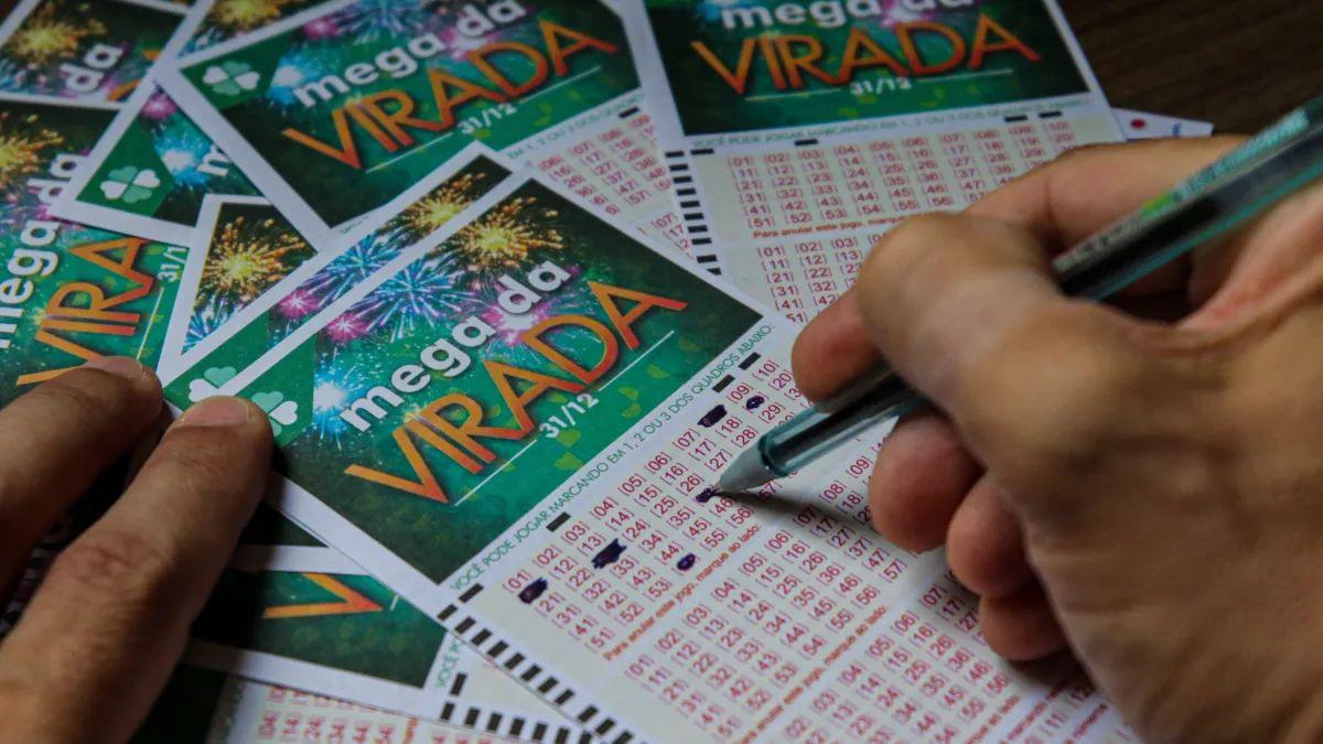 Cem amigos juntam R$ 232 mil, apostam tudo na Mega da Virada e sonham em rachar o prêmio de R$ 1 bilhão