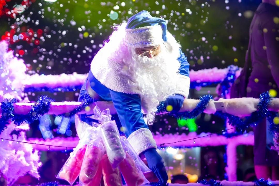 Com neve e chegada do Papai Noel, Estação Natal encanta Redenção