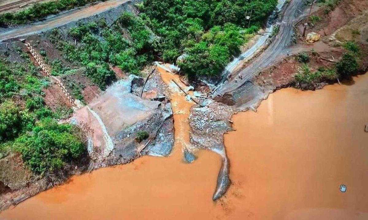 Água de rejeitos vaza de mina da Vale, atinge rio e trauma de Brumadinho e Mariana ressurge