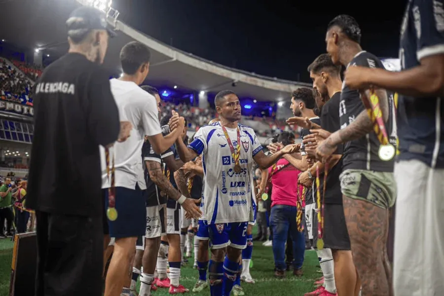 Após título, Remo entrega medalhas de ouro para atletas do Águia