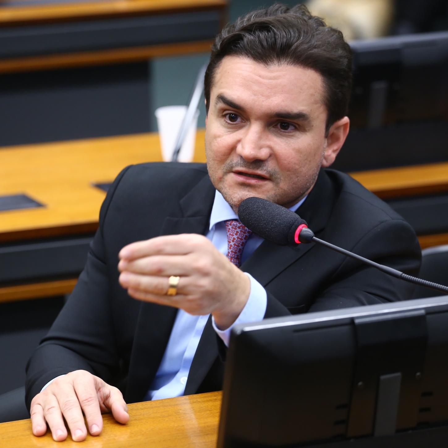 Celso Sabino assinou dois pedidos para investigação do Banco Master