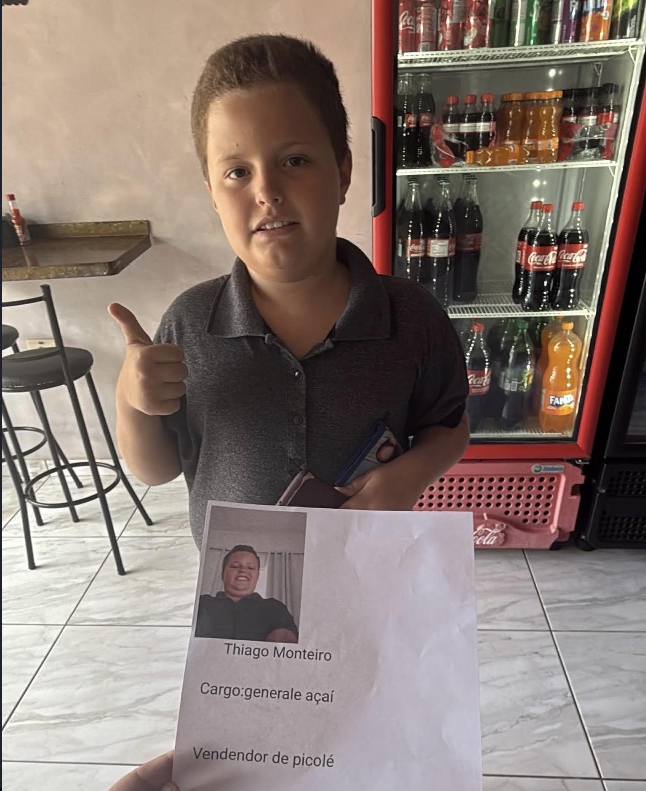 Criança entrega currículo em loja e emociona ao demonstrar espírito empreendedor