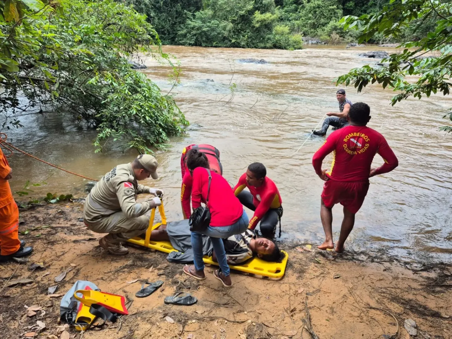 Mulher desaparecida é resgatada após ficar isolada no Rio Parauapebas