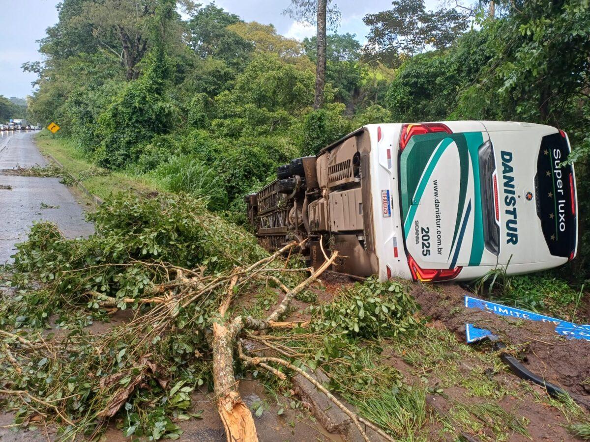 Ônibus que seguia para o Pará tomba na BR-153 e deixa passageiros feridos