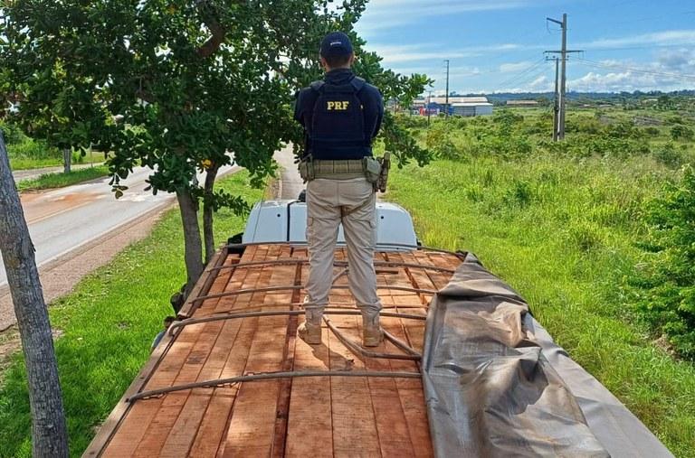 PRF apreende 57 m³ de madeira ilegal na BR-230, em Vitória do Xingu