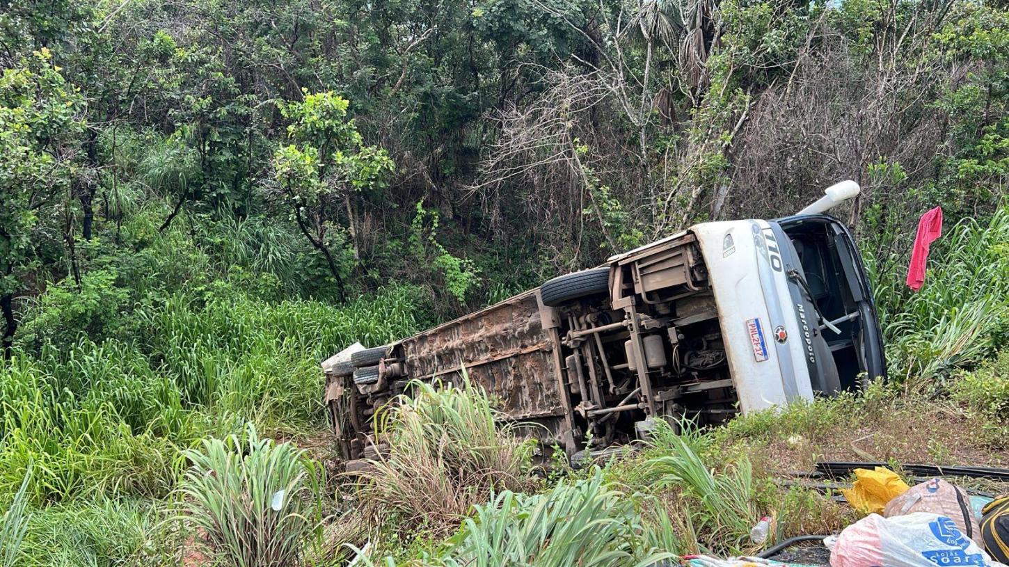 Acidente com ônibus na BR-153 deixa mulher morta e 16 feridos no Tocantins