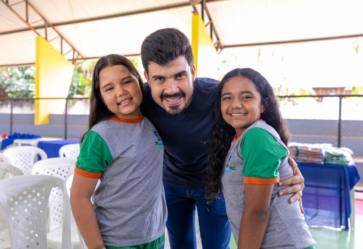 André Rezende distribui novos uniformes às escolas de Pacajá