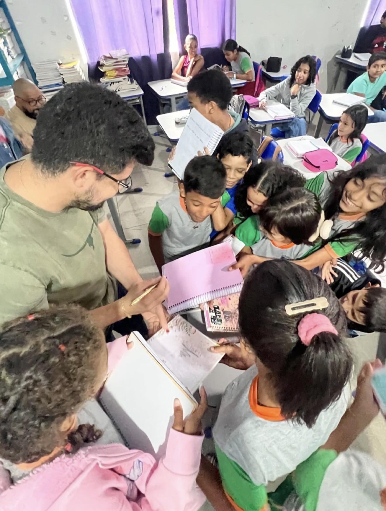 André Rezende inicia entrega de fardas escolares na rede municipal de Pacajá