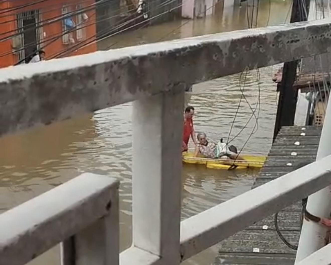 Após temporal, Corpo de Bombeiros resgata idosos e crianças ilhadas em Bragança
