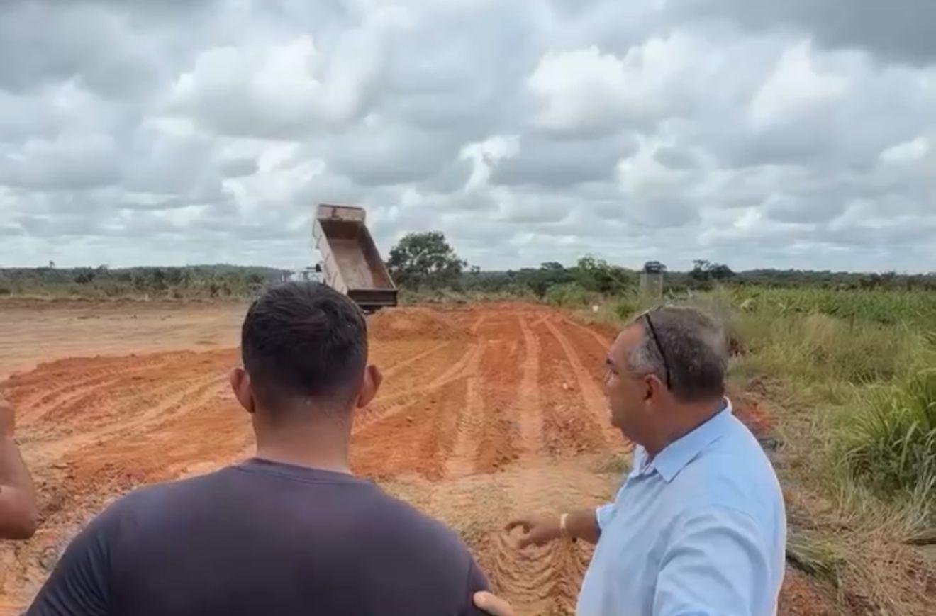 Campo de futebol da Vila Chapéu de Palha passa por reconstrução em Água Azul do Norte