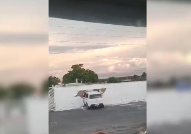 Carro passa direto em curva e fica atravessado em muro de cemitério no Tocantins