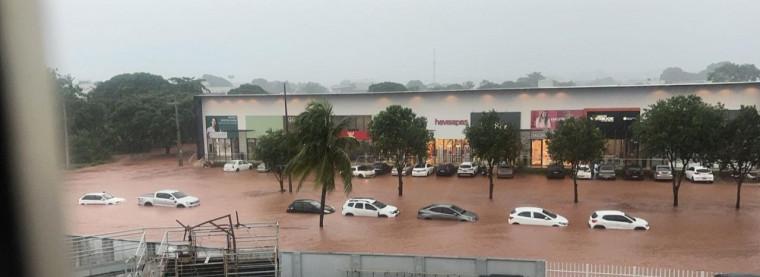 Chuva forte provoca alagamentos de grandes proporções em Araguaína
