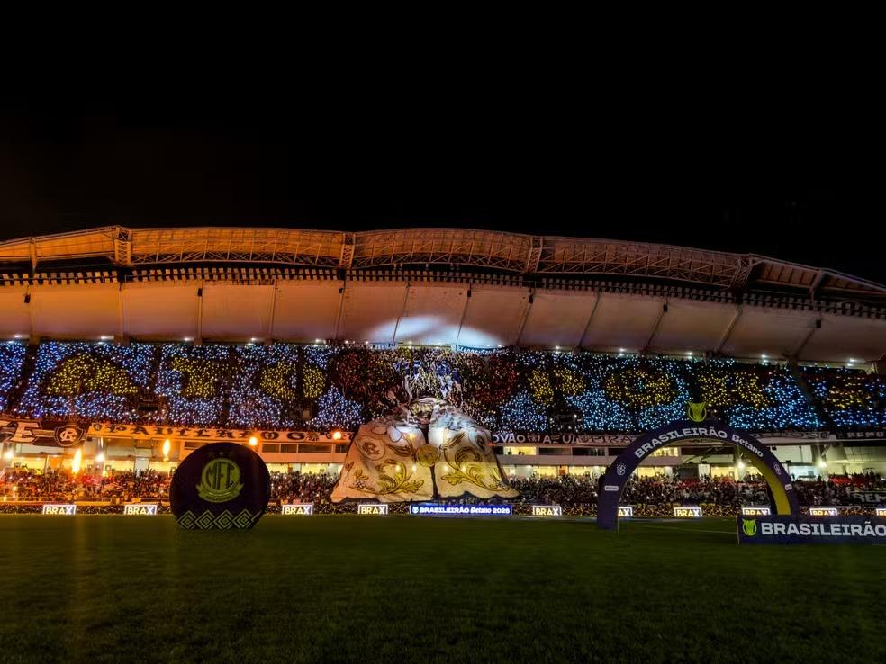 Com Nossa Senhora de Nazaré, torcida do Remo faz mosaico iluminado no retorno à Série A
