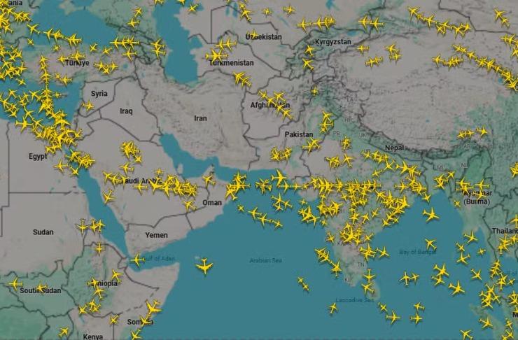 Companhias aéreas suspendem voos para o Oriente Médio após ataques ao Irã e resposta militar do país
