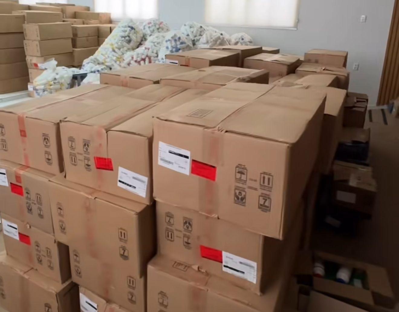 De caminhão cheio: Godoy acompanha a chegada dos novos tênis para alunos de Itupiranga