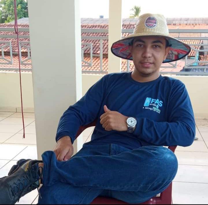 EXCLUSIVO: Victor Almeida chora e diz que foi abusado duas vezes pelo tio, o Português do Espetinho