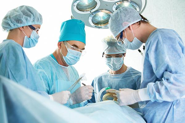Homem faz cirurgia de hérnia e perde um testículo após erro médico