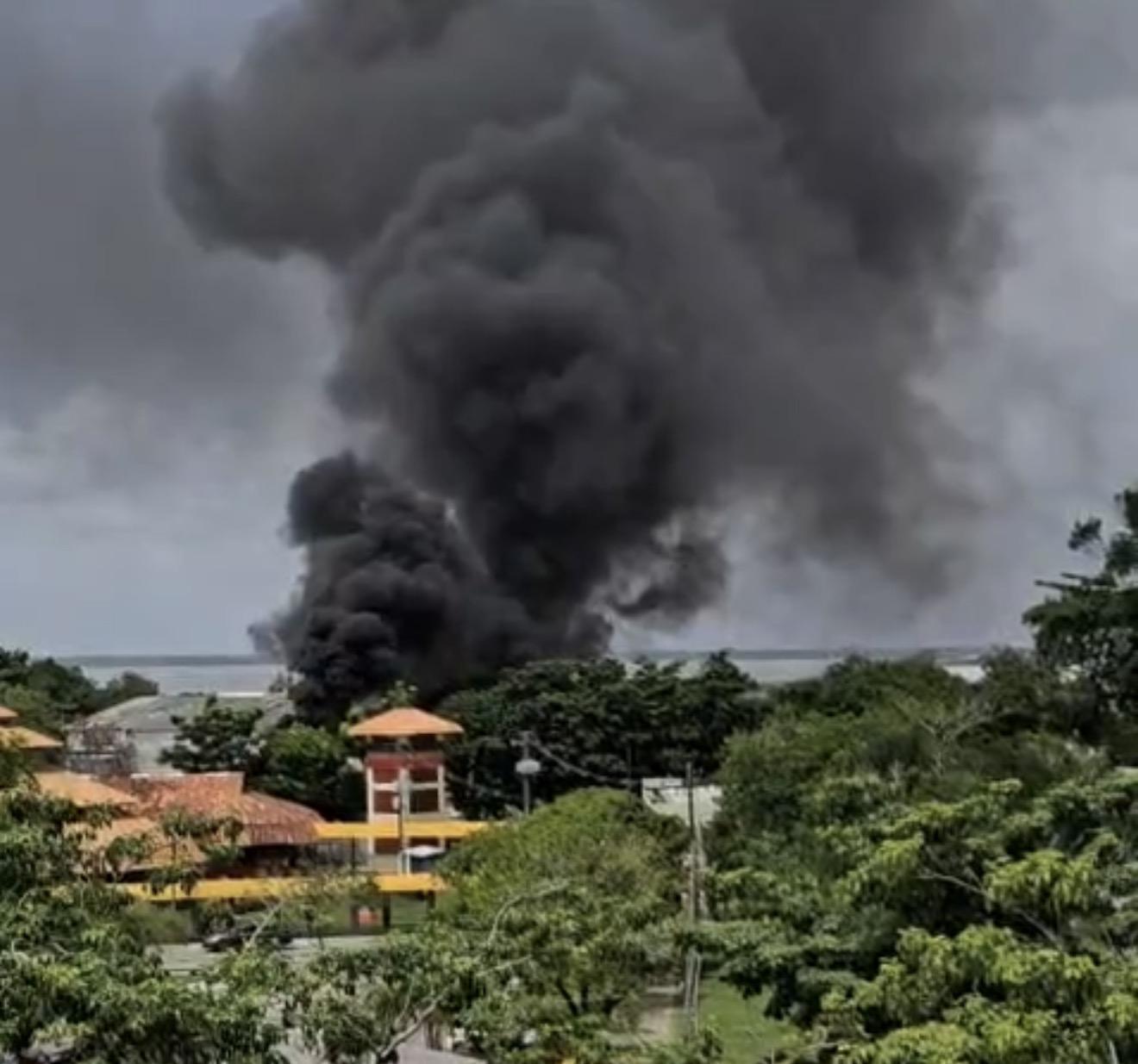 Incêndio em embarcação assusta moradores em Belém