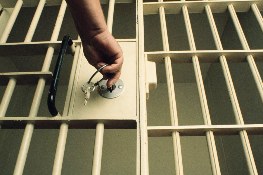 Investigador é preso por estuprar detenta dentro de delegacia no MT