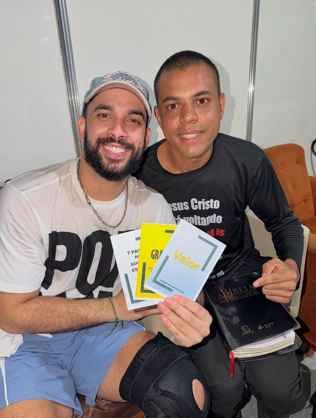 Jovem de Canaã dos Carajás pede ajuda para casa própria a Henry Freitas durante o CarnaPebas