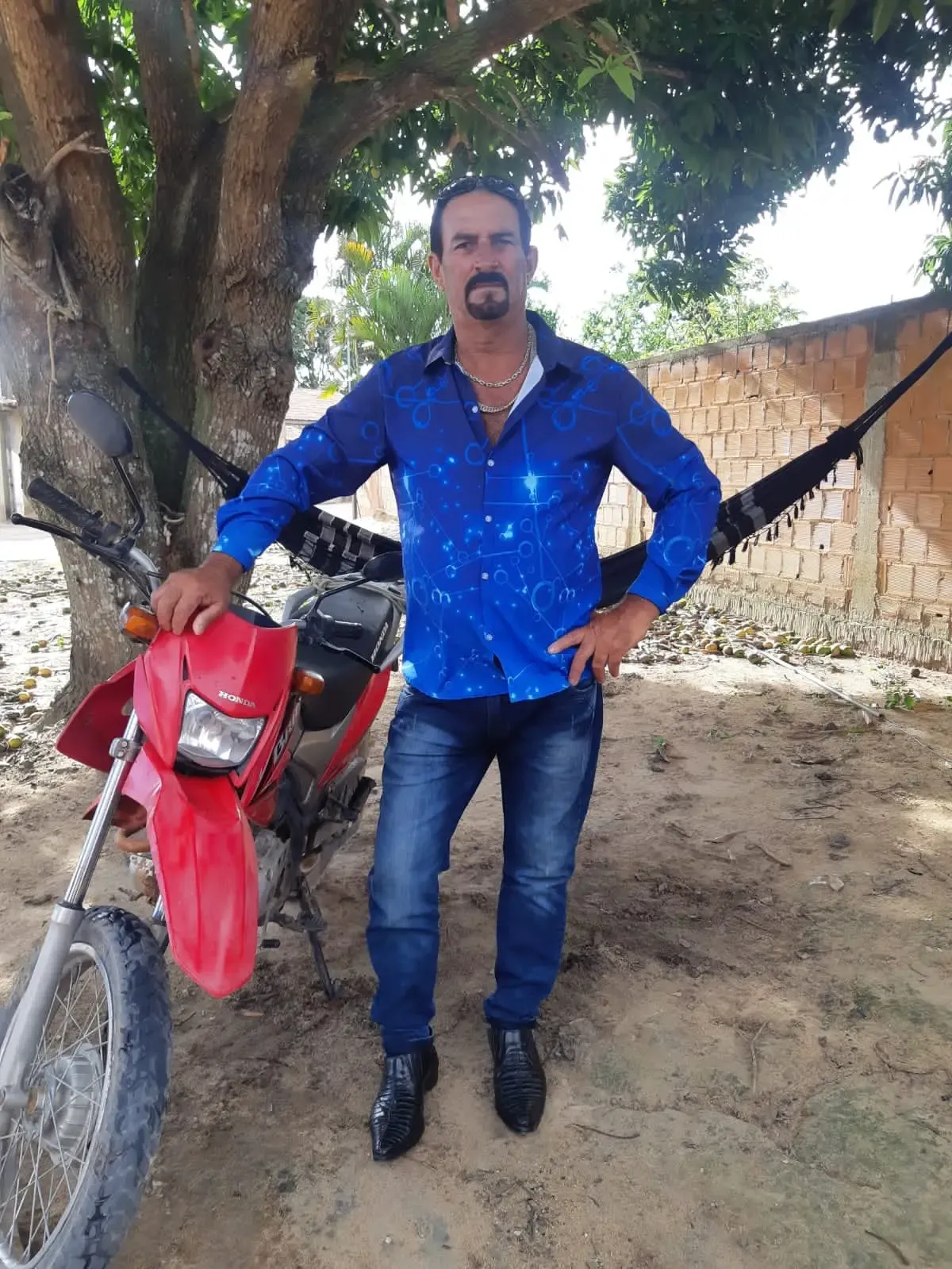 “Língua é boa com batata”: homem é morto enquanto dormia em casa