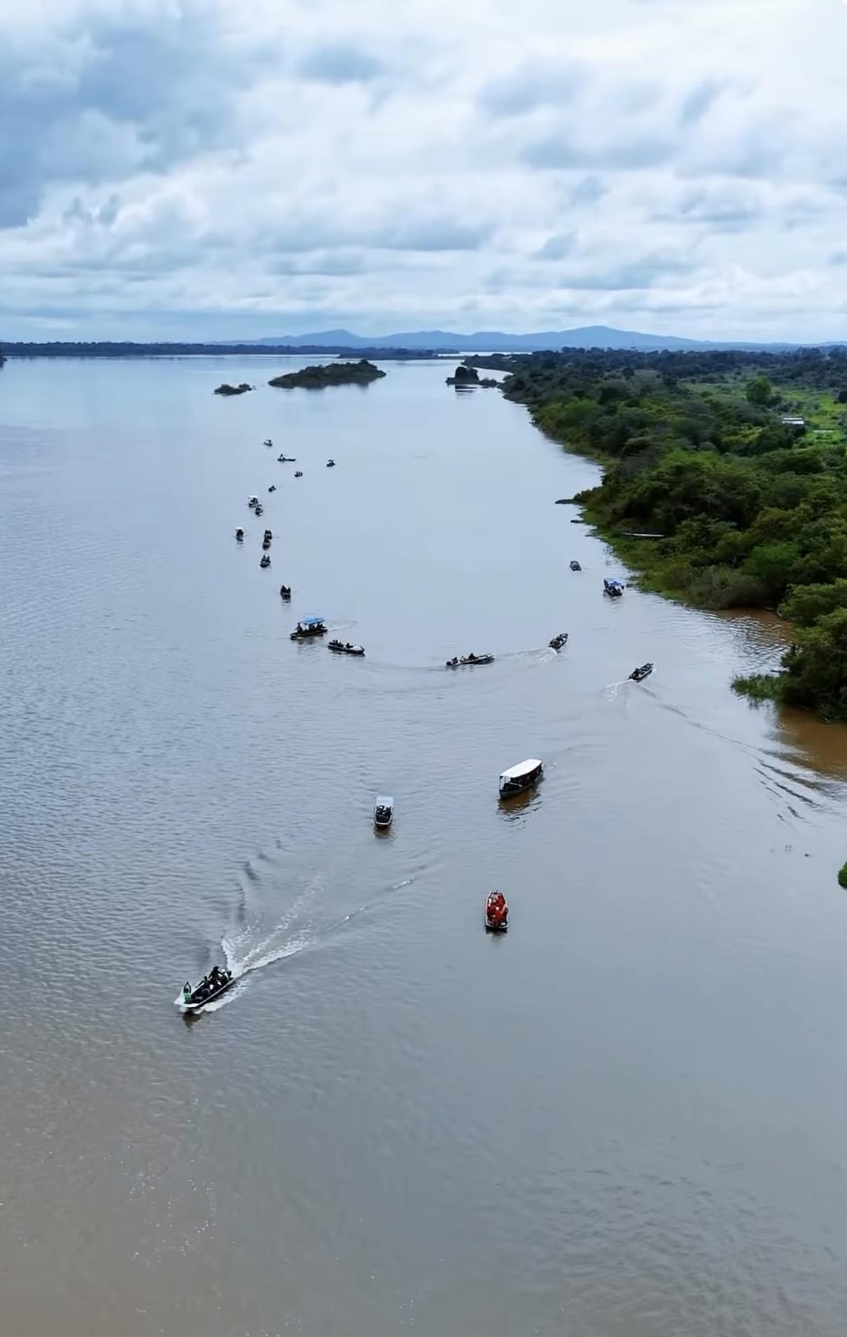 Mais de 200 voluntários realizam canoagem ecológica para limpar o Rio Araguaia