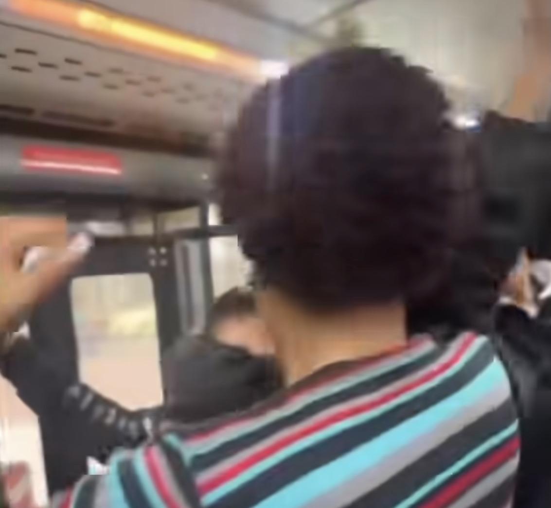 Mulher é flagrada furtando dentro de ônibus e é contida por passageiros em São Paulo