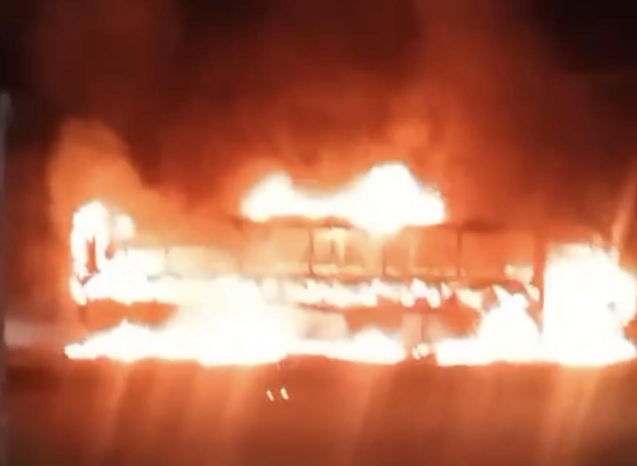 Ônibus com dezenas de trabalhadores pega fogo na PA-150, em Tailândia