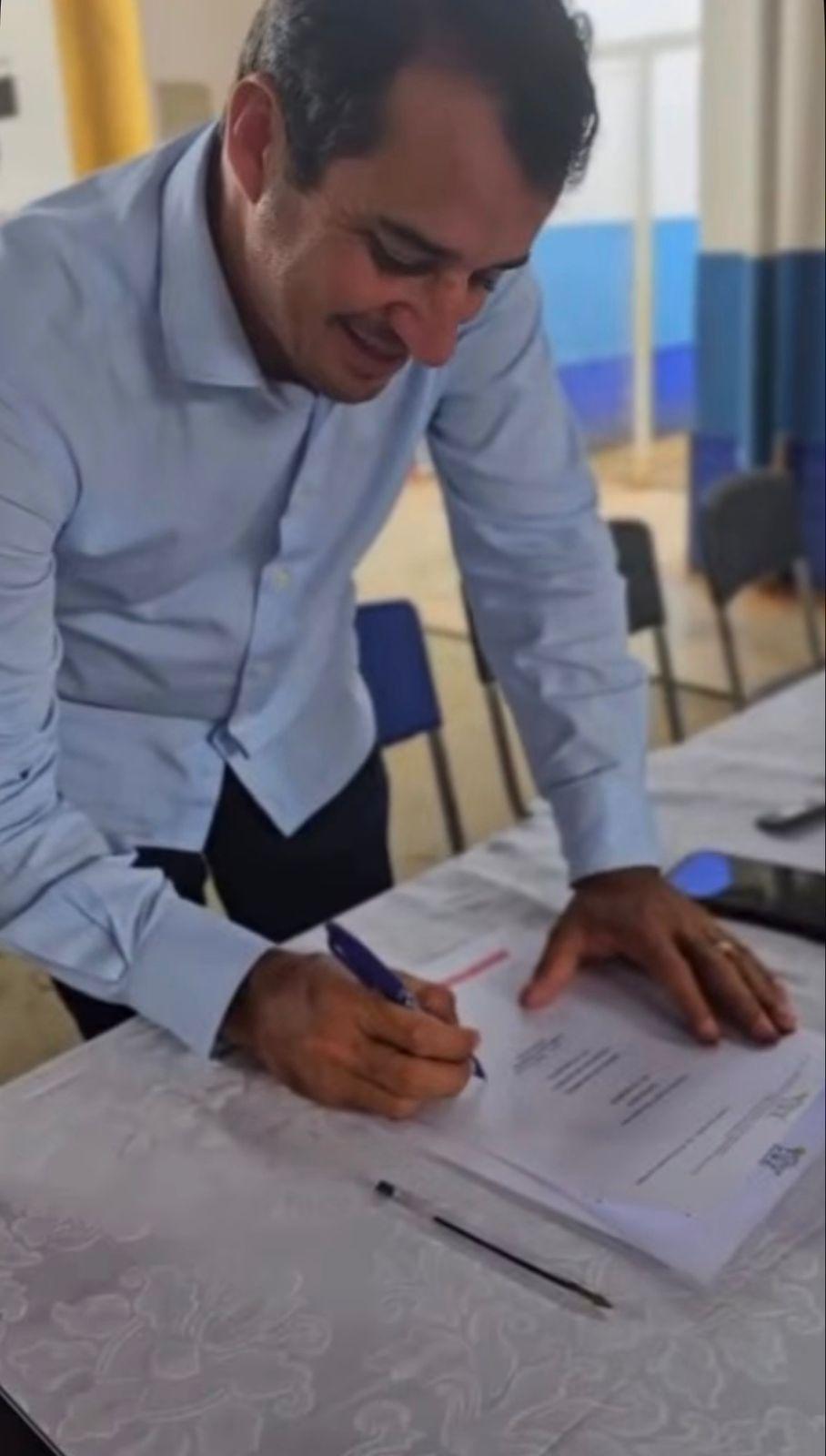 Prefeitura de Cumaru do Norte assina contratos de servidores da educação