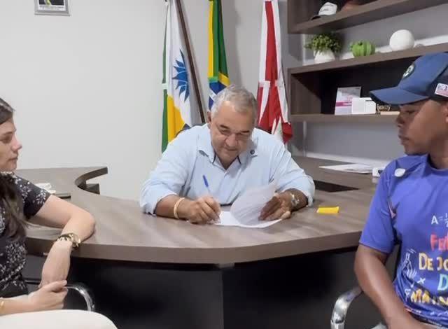 Vandin garante reajuste do piso salarial para professores de Água Azul do Norte