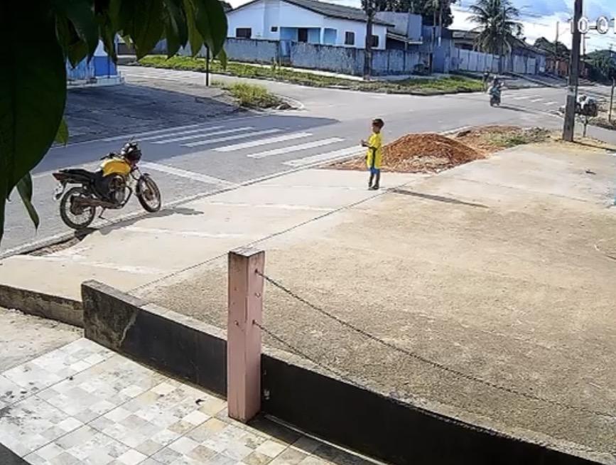 VÍDEO: Criança é atingida por carro ao atravessar a rua em Novo Progresso