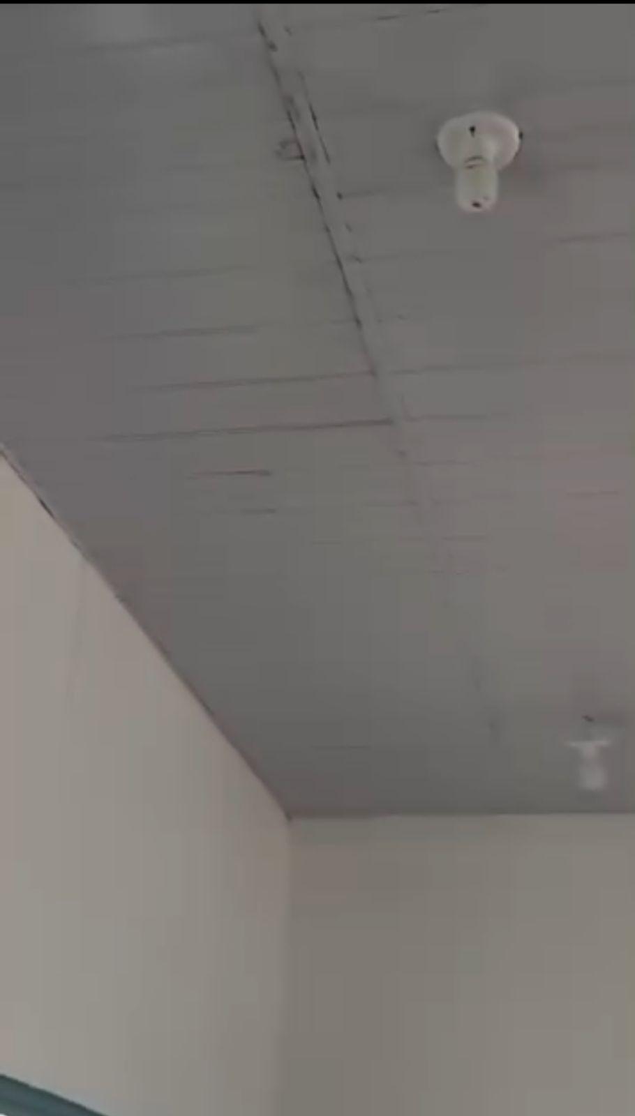 VÍDEO: Estudantes expõem teto caindo aos pedaços de escola recém-reformada em Nova Ipixuna