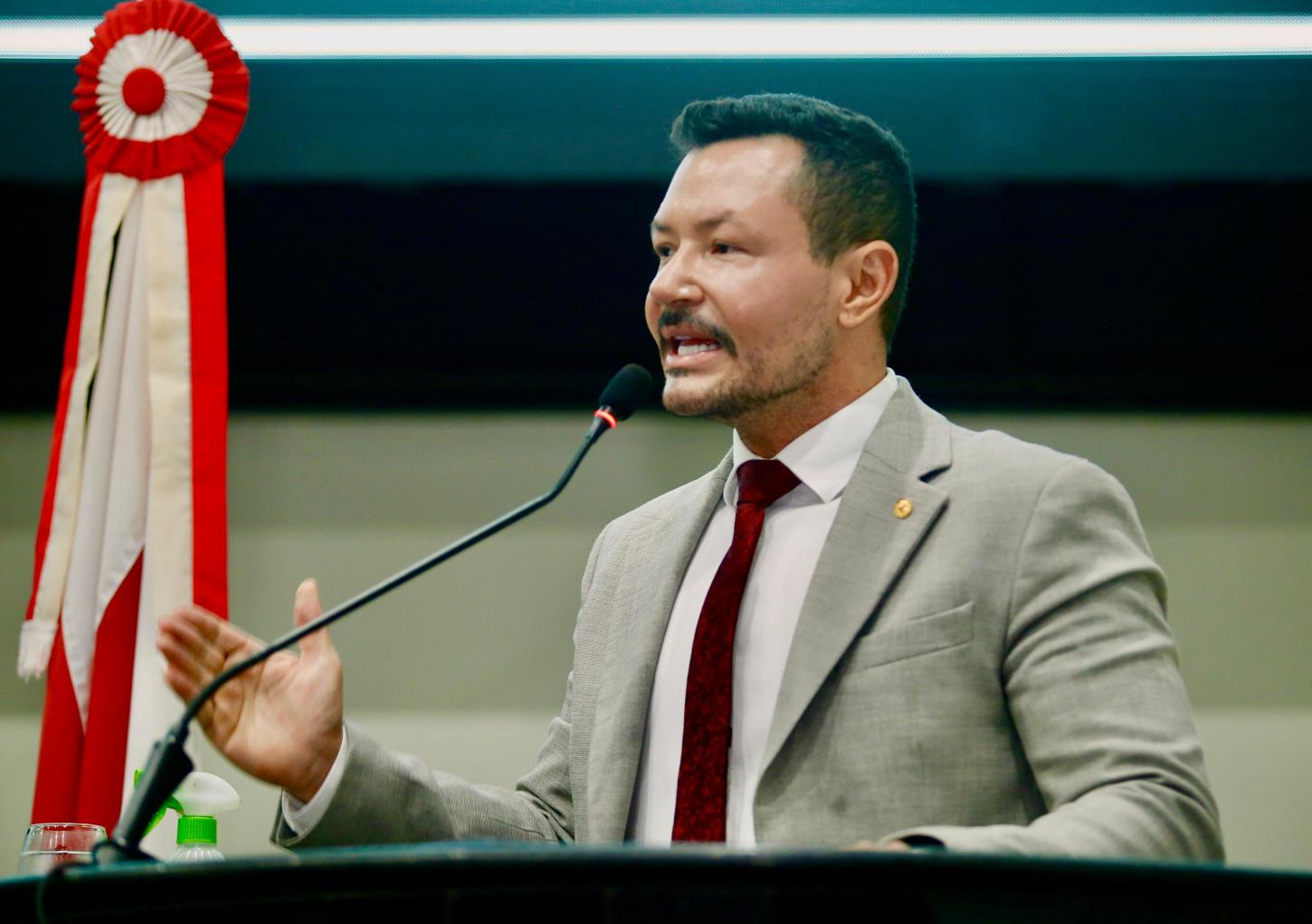 Aveilton cobra concessionária por desabastecimento de água em Marabá