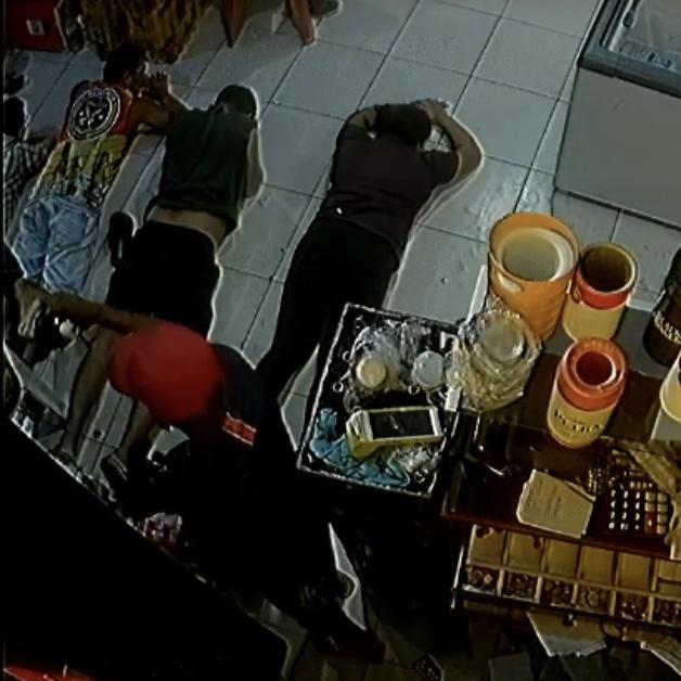 Bandidos invadem conveniência e roubam bebidas alcoólicas em Belém