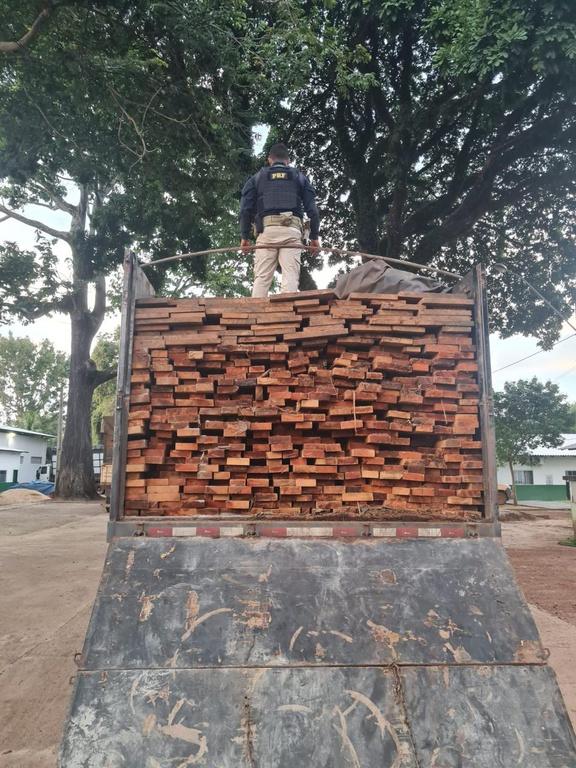 BR-230: transporte ilegal de madeira serrada é barrado pela PRF em Itupiranga