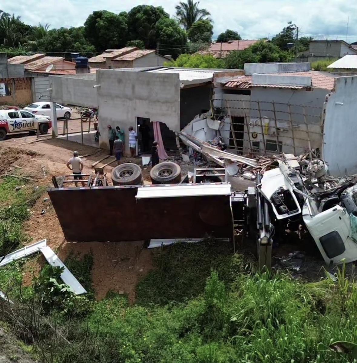 Caminhão perde controle ao entrar em rua da Vila Canadá e deixa moradores em alerta