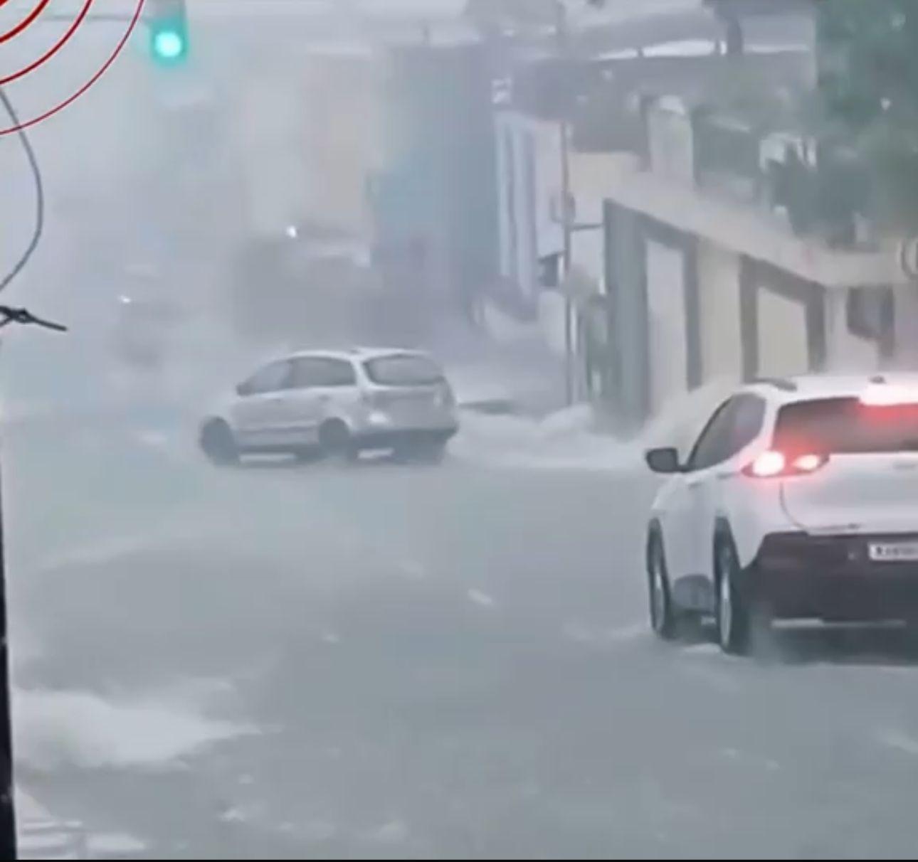 Chuva intensa causa alagamentos e arrasta carros e motos em Oriximiná
