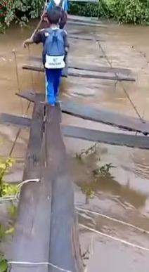 Crianças se arriscam ao atravessar ponte deteriorada para chegar à escola no interior do MA