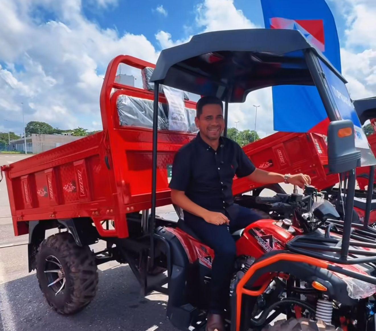 Das mãos de Hana e Priante, Godoy recebe quadriciclo basculante destinado a Itupiranga