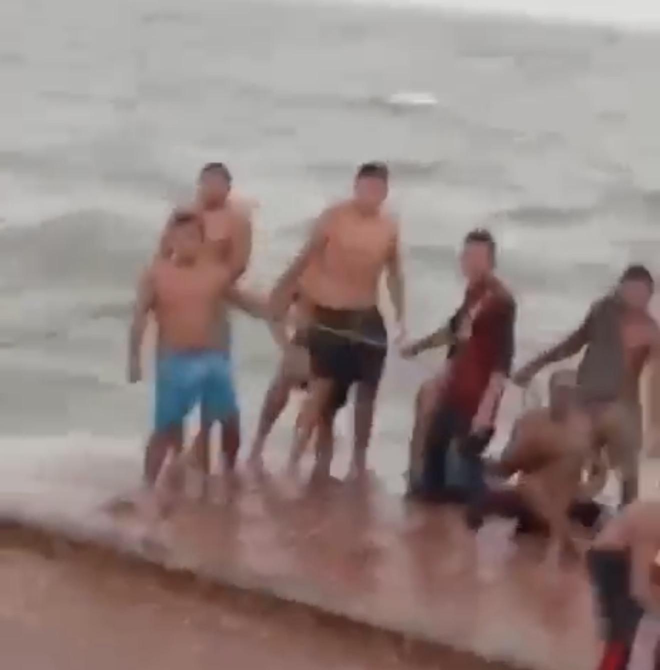 Dez tripulantes são resgatados após naufrágio no Rio Guajará-Mirim, em Vigia