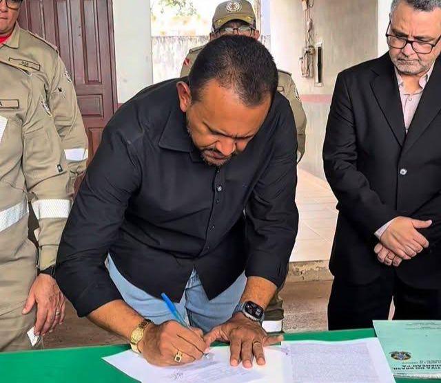 Dr. Rener entrega escritura definitiva ao Corpo de Bombeiros de Redenção