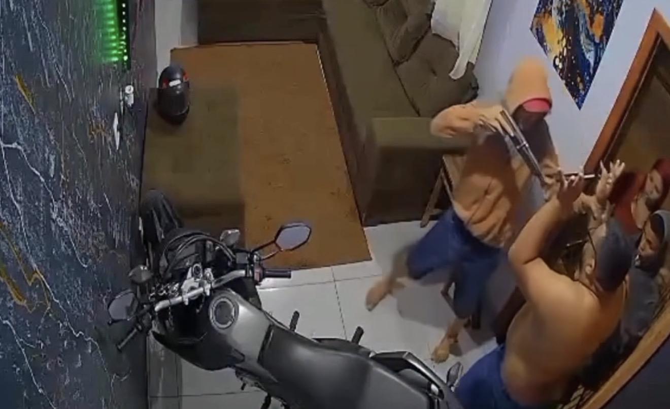 Dupla invade casa e rende morador para cometer assalto, em Tucuruí