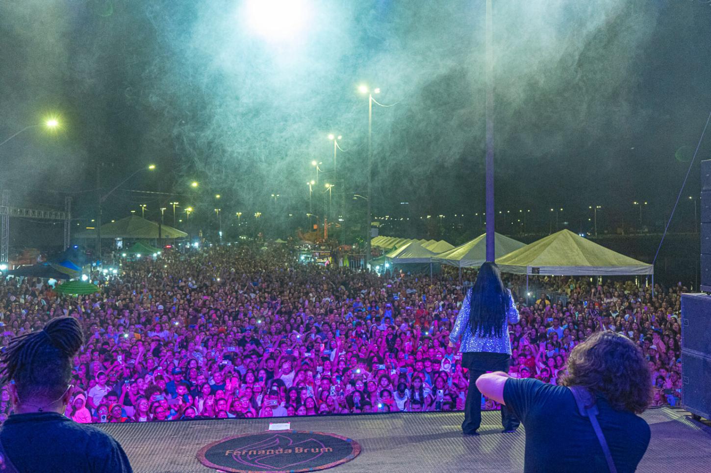 Fernanda Brum emociona público em noite de louvor dedicada às mulheres em Parauapebas
