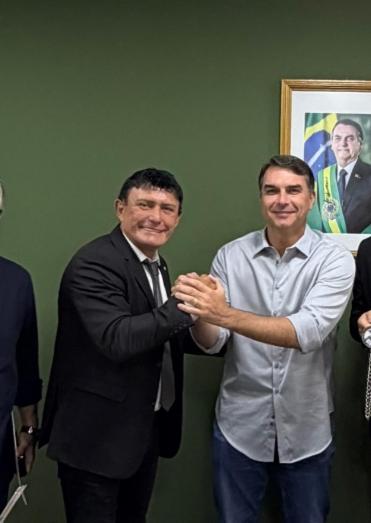 Flávio Bolsonaro anuncia pré-candidaturas de Éder Mauro ao Senado e Rogério Barra à Câmara pelo PL no Pará