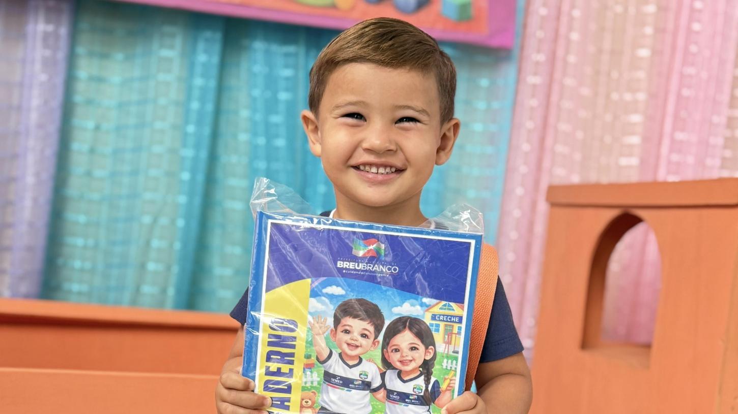 Flavio Mezzomo mantém cronograma e entrega kits escolares em Breu Branco