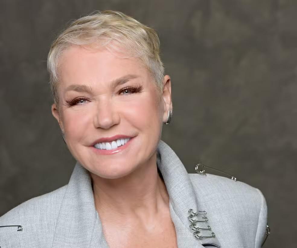 Xuxa Meneghel aparece sem roupa na parte de cima em foto publicada pelo genro