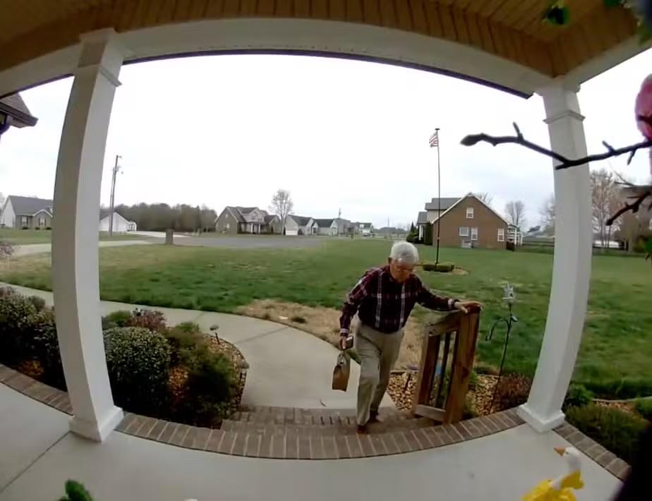 Idoso de 78 anos emociona ao trabalhar como entregador e mobiliza doações após vídeo viral