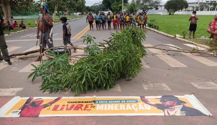 Indígenas bloqueiam acesso ao aeroporto de Altamira em protesto contra mineradora Belo Sun